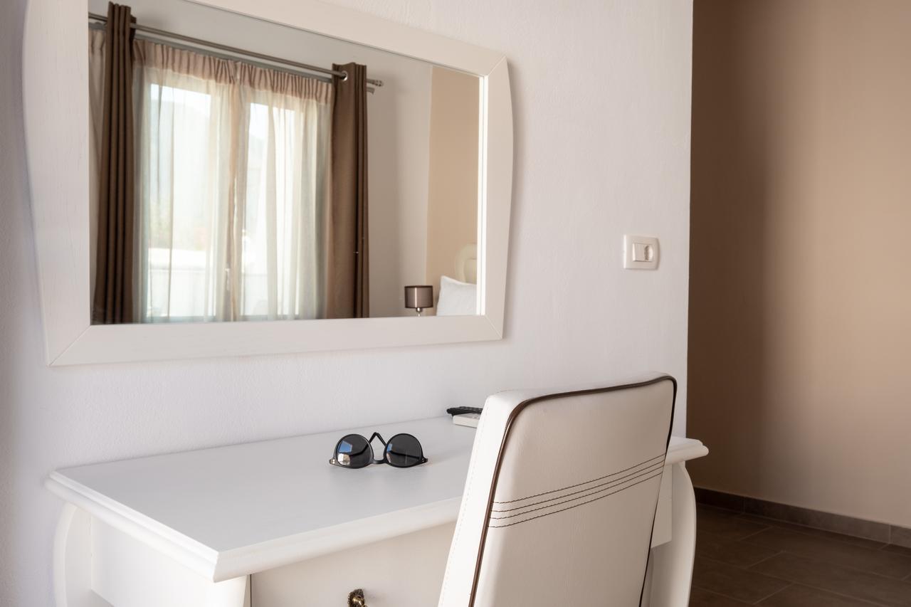Tristhenia Aparthotel เปริสซา ภายนอก รูปภาพ